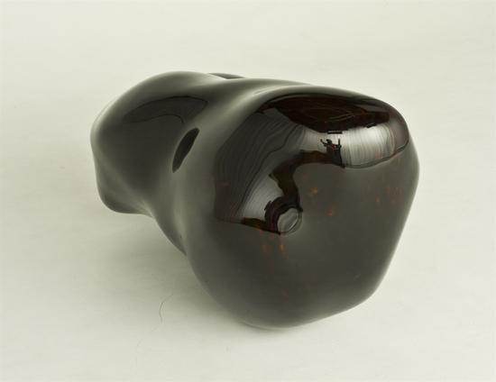 《混沌-生之形态》杨立山,2017年,大漆、麻布、入漆颜料,62X101X52cm